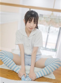 Rabbit Play Image VOL.049 Blue and White Striped Socks(1)